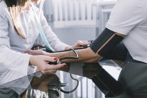 Kiểm tra huyết áp thường xuyên là một cách để theo dõi sức khỏe, đề phòng đột quỵ
